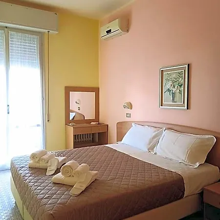 Rossella Hotel 2*